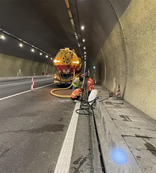 泰山隧道排水渠清淤